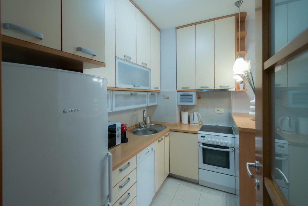 City Nest Apartment Podgorica Buitenkant foto